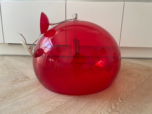 La lámpara FL/Y es un diseño de Ferruccio Laviani para la marca italiana Kartell