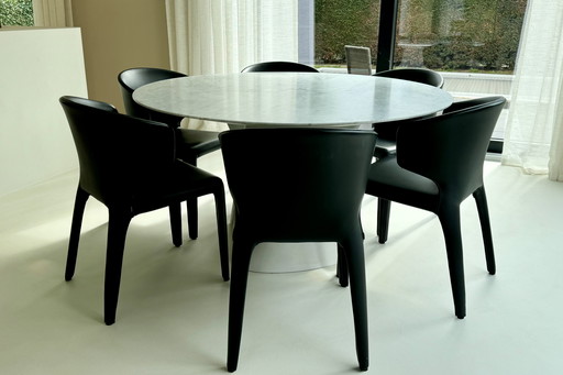 6 chaises en cuir noir de chez Cassina