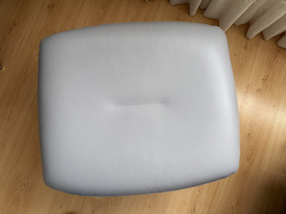 Image 1 of Poggiapiedi e cuscino poggiatesta per poltrona Leolux Caruzzo, colore grigio chiaro.