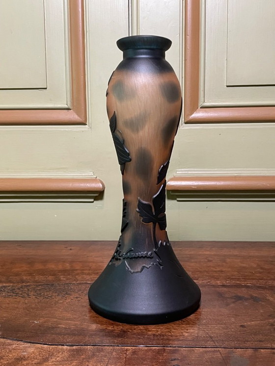 Image 1 of Vasen signiert DE VANNES – mehrschichtiges Glas – florales Dekor – 31 und 32 cm