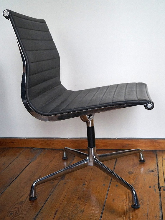 Chaise Eames EA 101 – replica, Chaises de réunion, Leather, Aluminium (photo 5 of 5)