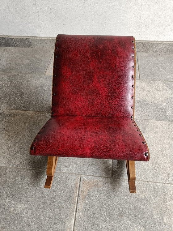 Image 1 of Tabouret à bascule vintage français en bois et skaï rouge, années 1970