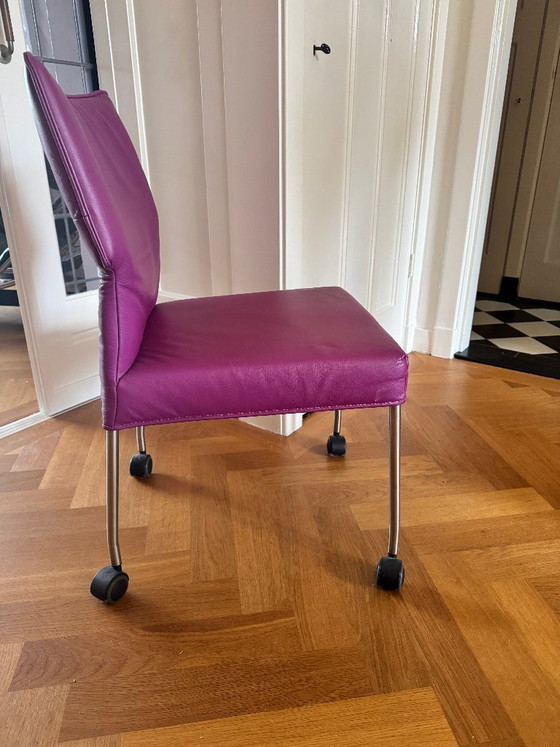 4 chaises de salle à manger design en stock – Design on Stock, Leather, Metal (photo 9 of 12)