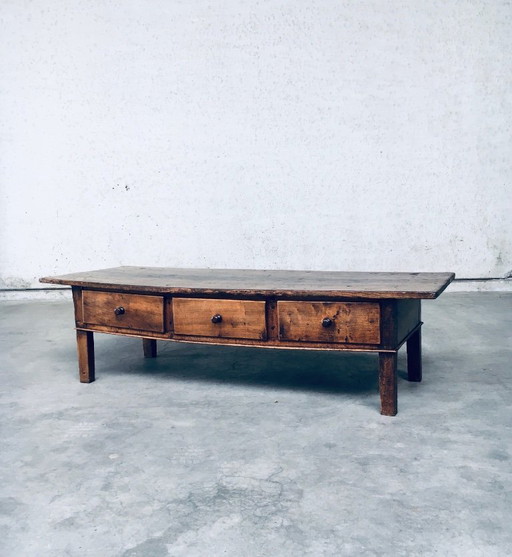 Tavolino basso o tavolino da caffè in stile popolare spagnolo antico