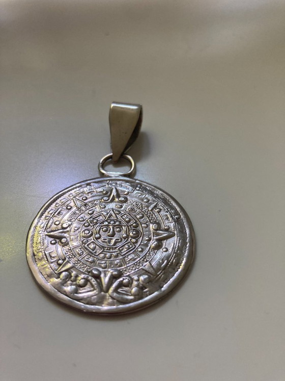 Image 1 of Ciondolo con calendario azteco, in argento sterling.