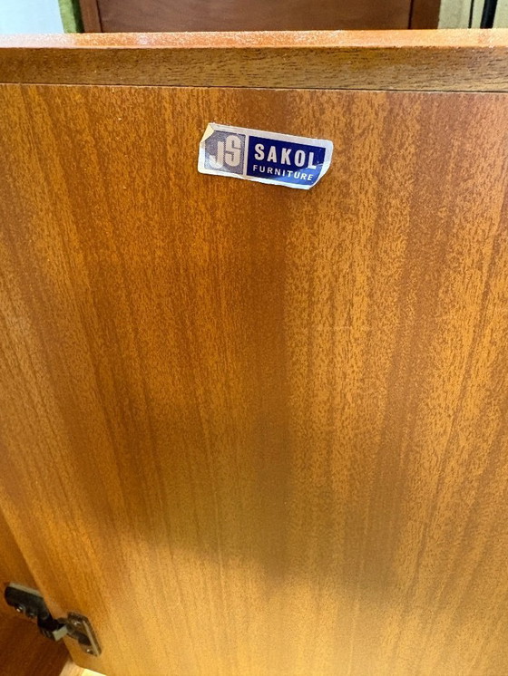 Image 1 of Mid-Century Retro Vintage Teakhouten Dressoir van Sakol uit 1960. Deens design, Brits vakmanschap, tijdloze opbergruimte.