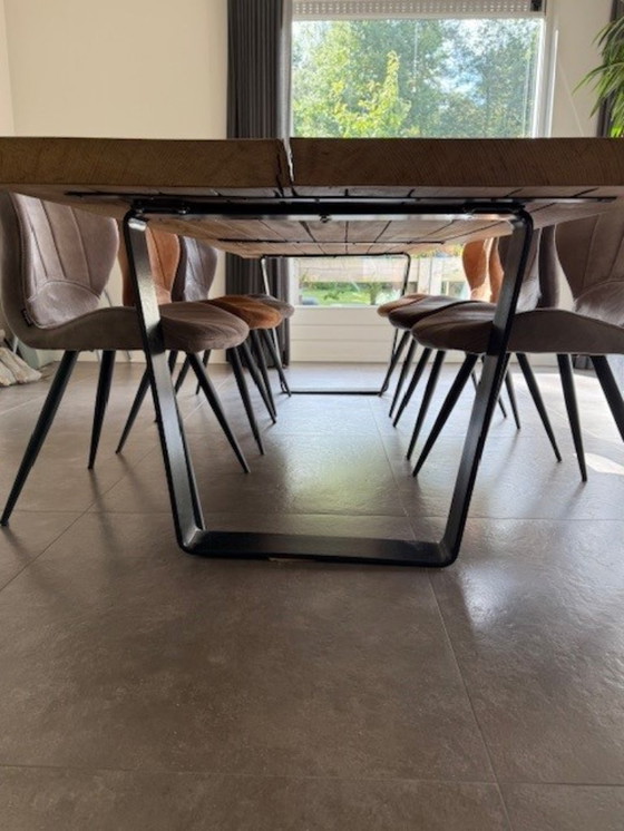 Image 1 of Tavolo ricavato da un tronco d'albero in un unico pezzo