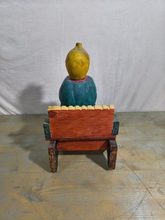 Image 1 of Kuifje op een houten bankje 