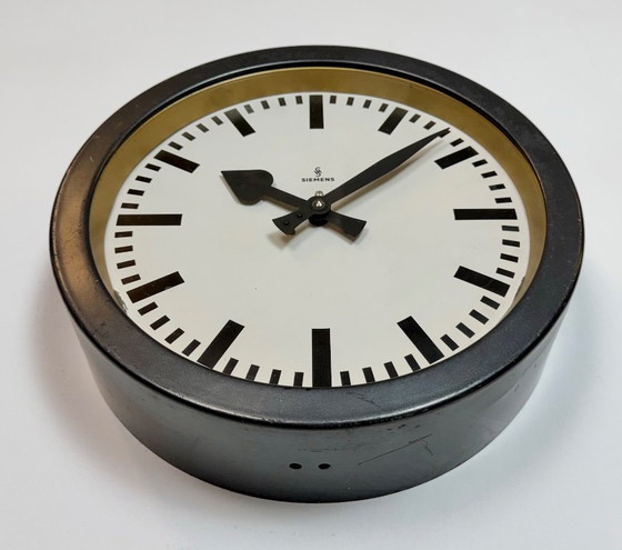 Image 1 of Schwarze Industriewanduhr von Siemens, 1950er Jahre