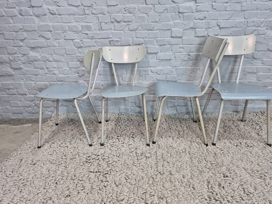 Image 1 of Chaises industrielles en bois, structure gris clair et assises bleues, lot de quatre – Pays-Bas, années 1950