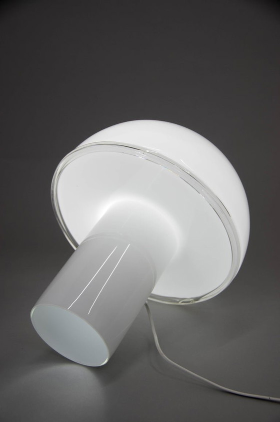Image 1 of Grande lampe de table ou lampadaire en verre opalin italien de Fontana Arte, années 2010