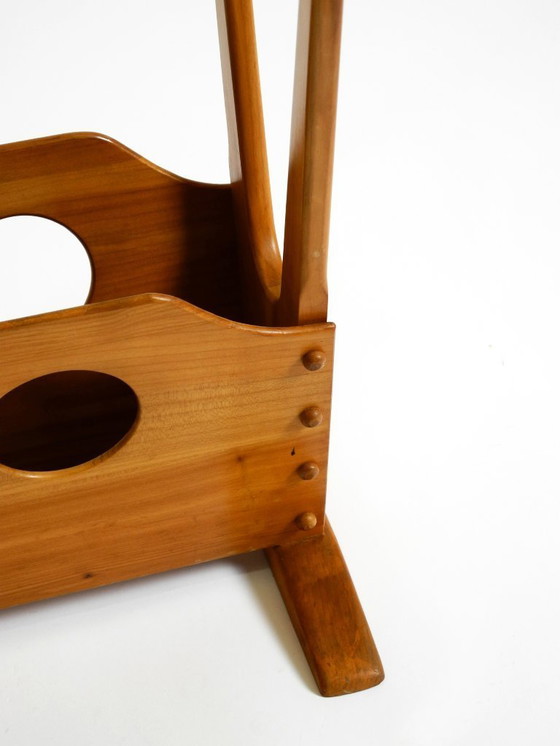 Image 1 of Preciosa mesa auxiliar moderna de mediados de siglo con revistero, fabricada en madera de fresno y cristal.