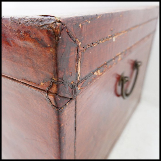 Image 1 of  Malle chinoise en cuir laqué rouge du début du XXe siècle