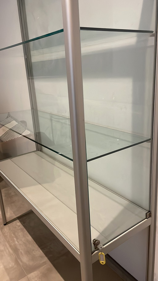 Stevige glazen vitrinekast met gleuf