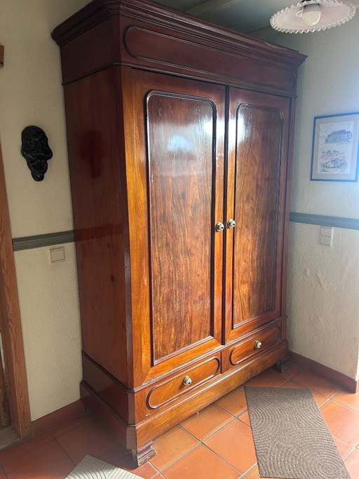 Bonito armario de madera de caoba