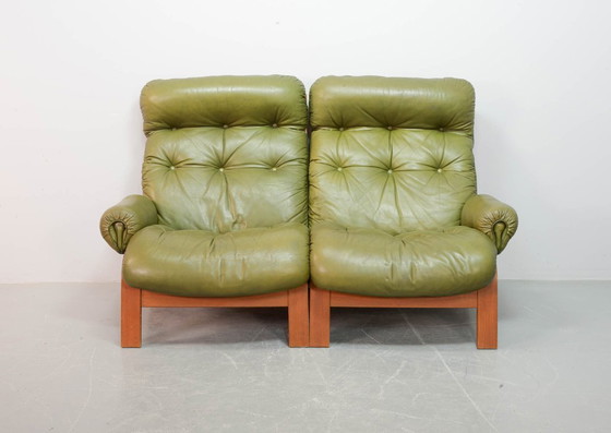 Image 1 of Comodísimo sofá lounge Rybo Rykken de dos plazas en cuero verde oliva de estilo escandinavo, de Elsa y Nordahl Solheim, años 60.