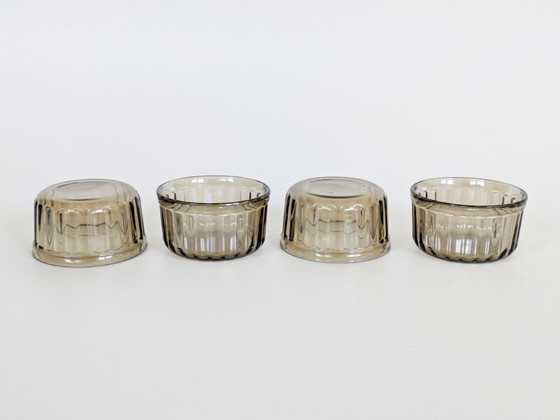 Juego de 8 ramequines para soufflé Arcuisine, de vidrio ahumado iridiscente, Francia, década de 1970. (photo 5 of 13)