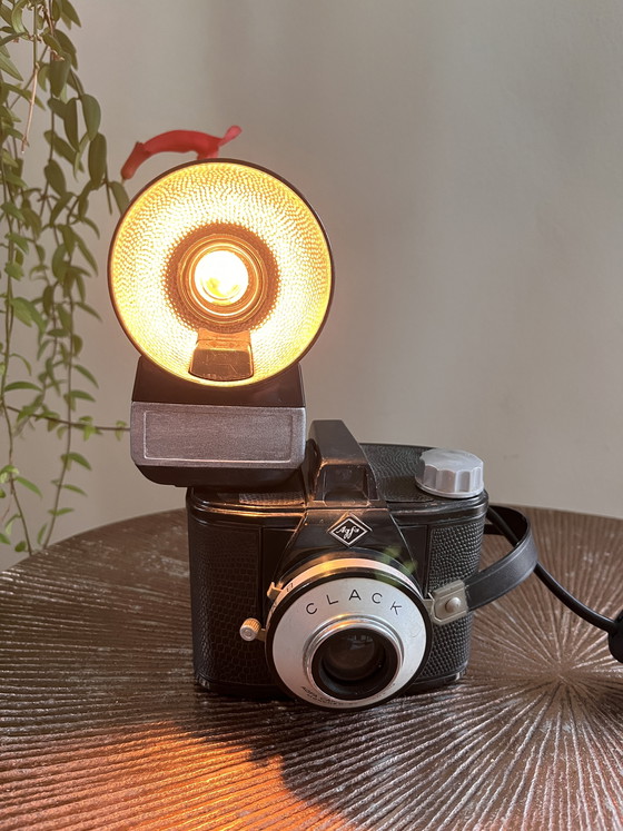 Image 1 of Lamp op retro statief met vintage Agfa camera