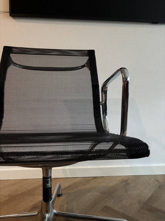 Image 1 of EAMES EA108 STOEL ZWART NETWEAVE ALUMINIUM FRAME VITRA