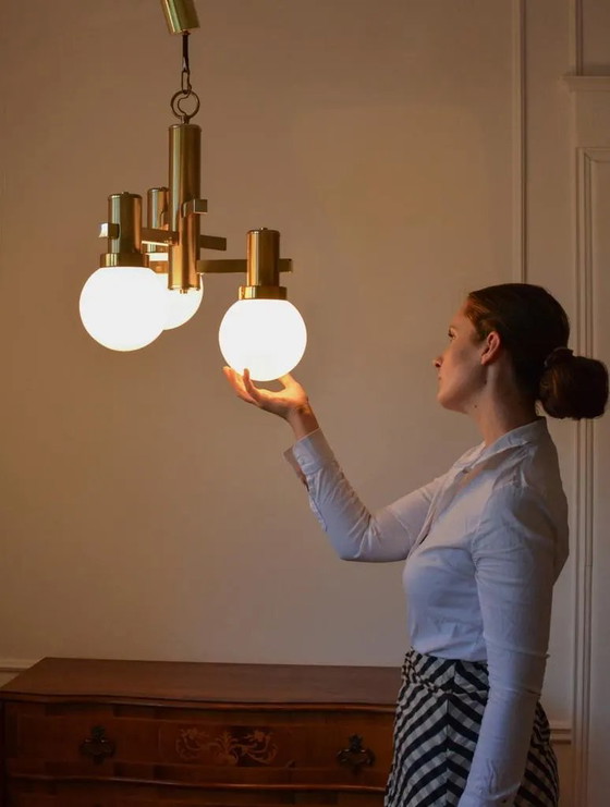 Lampadario vintage Gaetano Sciolari in ottone e vetro opalino, 3 luci, anni '70 – Brass, Space Age (photo 8 of 9)