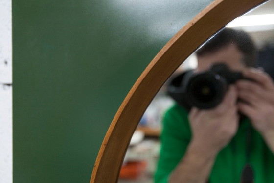 Image 1 of Espejo de pared redondo inusual, 60 cm, borde de teca sobre un tablero rectangular verde, años 60