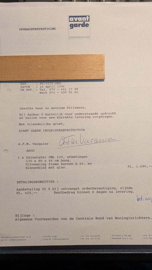Table basse Arco en bois de cerisier rouge, élégante avec plateau en verre, datant de 1996.