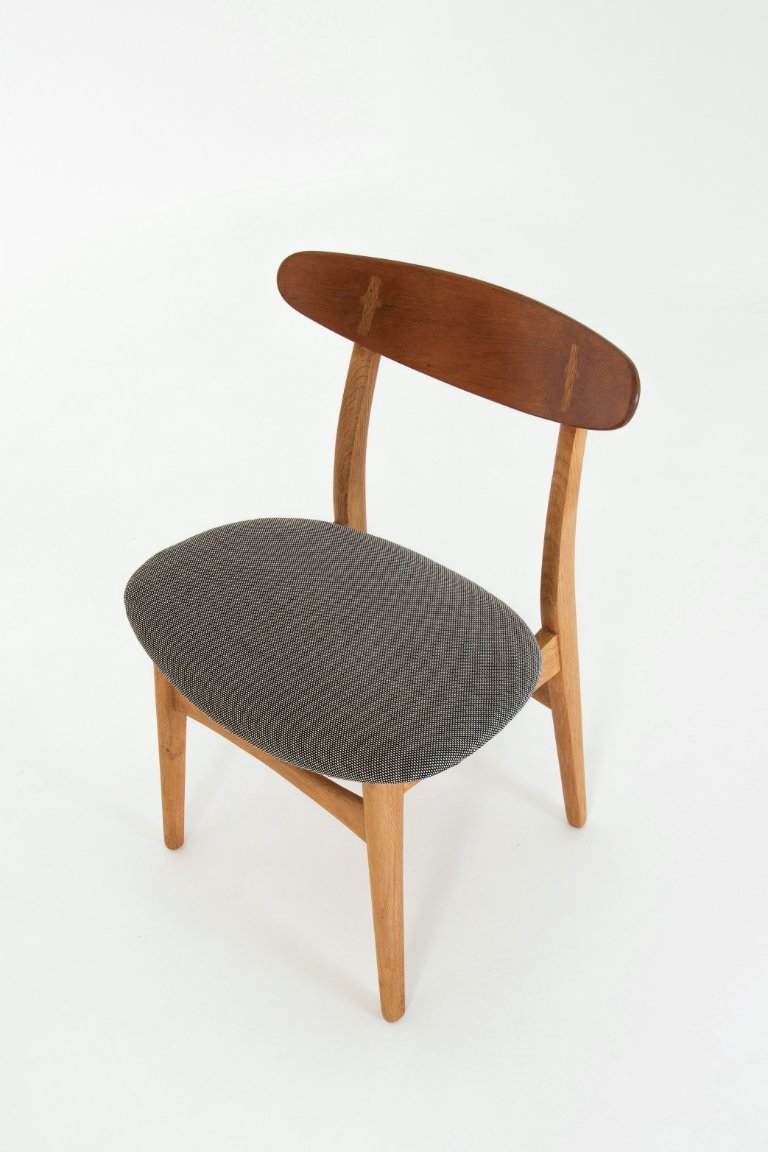 A Set of 'CH30' Dining Chairs Hans Wegner €3,175 Whoppah