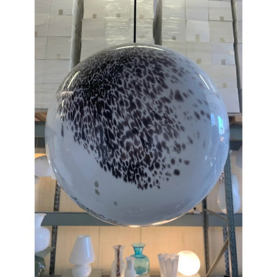 Image 1 of Sfera bianco latte con murrine marroni e beige in vetro di Murano contemporaneo