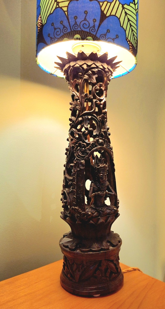 Image 1 of Handgesneden houten lampvoet met nieuwe lampenkap – karaktervol uniek stuk