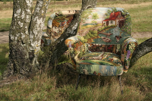 1 restaurierter Ohrensessel mit handgestickten Gobelins