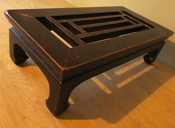Mesa baja china antigua con tablero calado y patas de pezuña de caballo, c.1900, Mesas de centro, Madera (foto 11 de 13)