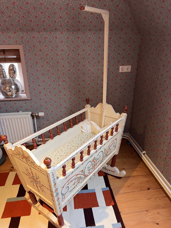 Image 1 of Handbeschilderde Hindeloopen schommel wieg