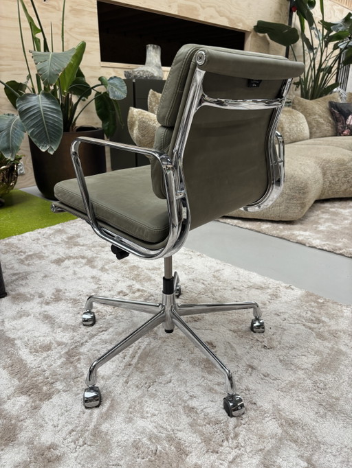 Neuer Vitra EA 217 Bürostuhl, olivgrünes Naturleder, Q4 2025 – bureaustoelen, Aluminium, Chrome (photo 2 of 7)