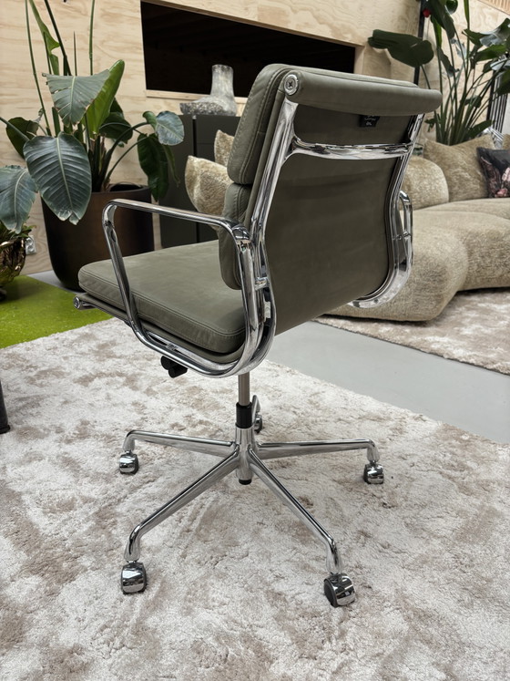Neuer Vitra EA 217 Bürostuhl, olivgrünes Naturleder, Q4 2025 – Bürostühle, Aluminium, Chrome (photo 2 of 7)