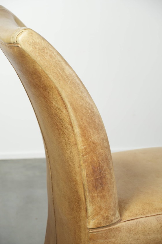 Image 1 of 6 chaises de salle à manger en cuir de vachette clair, avec une belle couleur claire, une assise confortable et un dossier haut.