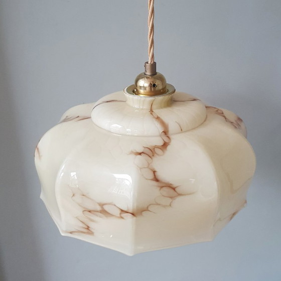 Suspension vintage Art Déco en verre opalin marbré beige., Métal, Transparent (photo 6 sur 18)