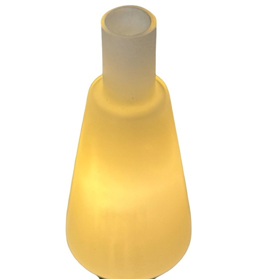 Image 1 of Atomic Age / Mid Century Modern - Driepoot lamp met wit gesatineerd glazen kap op messing poten