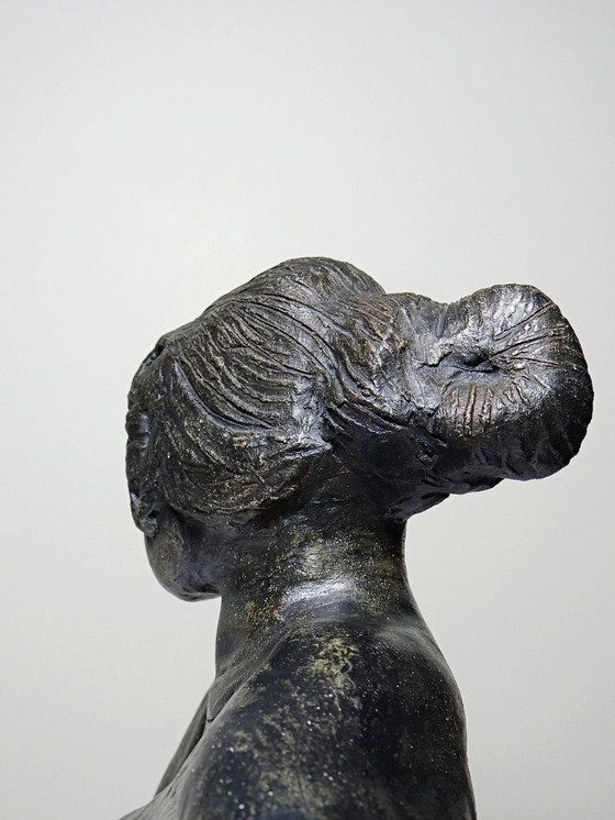 Image 1 of Keramikbüste einer Frau aus dem 20. Jahrhundert, ein nicht identifiziertes Kunstwerk.