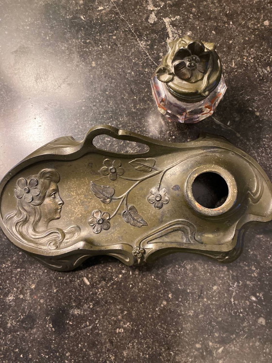 Art Nouveau inktpot en pennenhouder, gesigneerd R. Elias - Jonge vrouw met bloemen – Decoratieve objecten (photo 5 of 6)