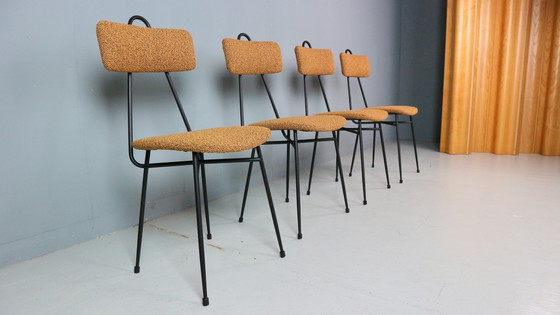 Image 1 of Ensemble de 4 chaises de salle à manger italiennes nouvellement tapissées 1950