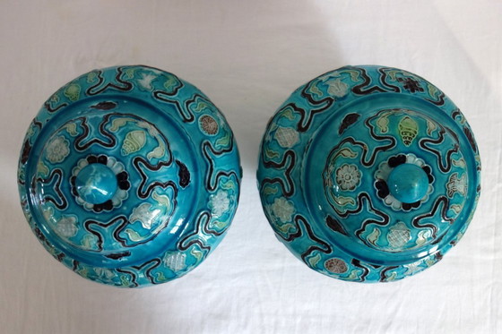 Image 1 of Ein Paar gedeckter Vasen aus Keramik, China, Mitte 20.