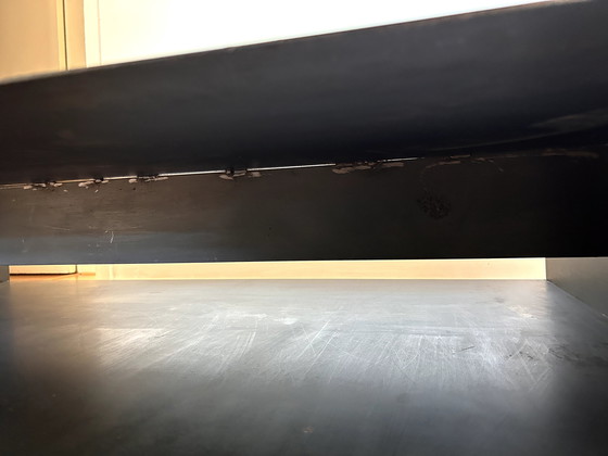 Image 1 of Mesa de centro de diseño de metal negro