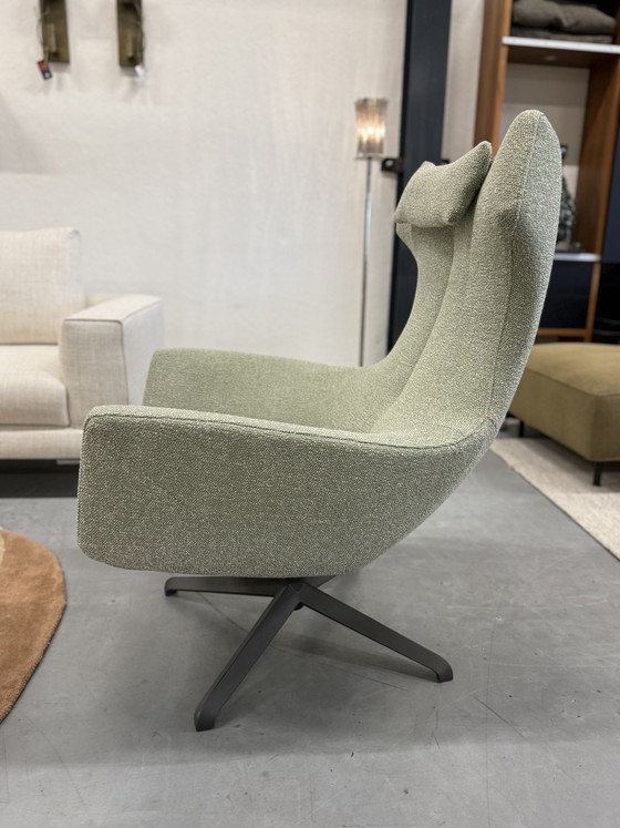 Image 1 of Poltrona Nosto con poggiapiedi in tessuto verde, modello disponibile a magazzino.