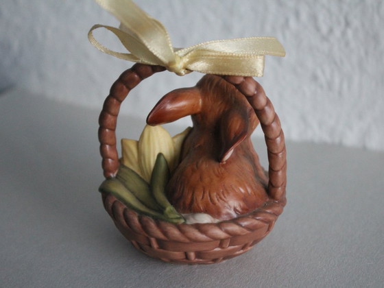Image 1 of Un conejito adorable en una cesta con una flor amarilla. Goebel Edición Limitada Sorpresa de Pascua 2001