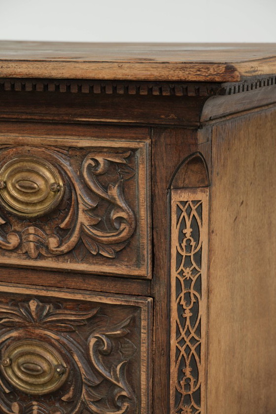 Hermosa cómoda inglesa de roble ricamente tallada del siglo XVIII con detalles únicos y una hermosa pátina (photo 10 of 15)