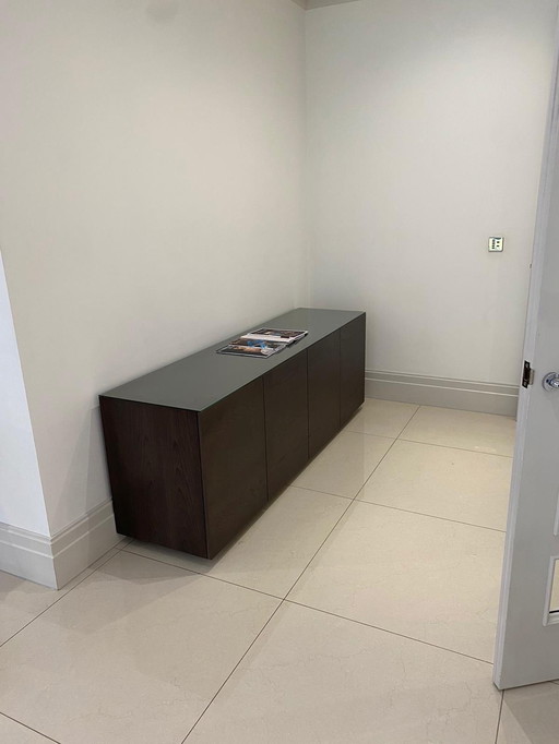 4-TÜRIGES SIDEBOARD AUS GRAUEM EICHENHOLZ AUF MASSIVEM SOCKEL OHNE GRIFFE