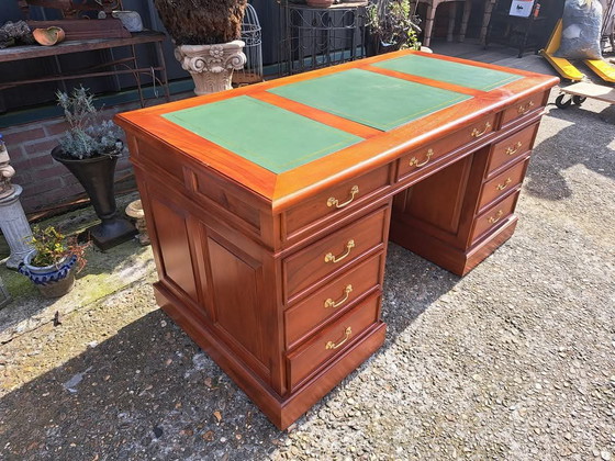 Image 1 of Table à écrire classique anglaise, bureau, avec incrustation de cuir en état neuf Taille 150x75 et 76cm de haut