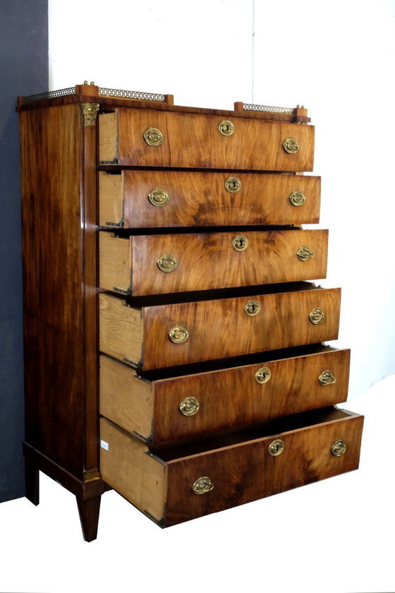 Image 1 of elegante chiffonnière Luis XVI de alrededor de 1795.