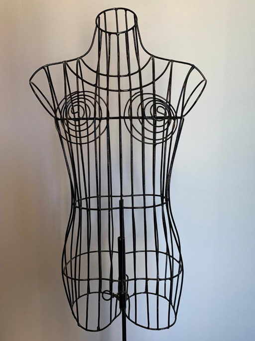 Ensemble élégant de mannequins buste vintage en fer forgé