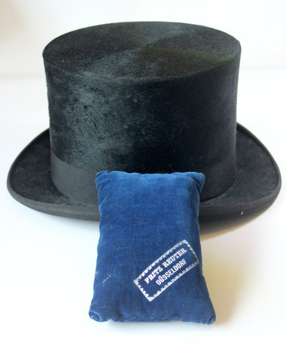 Image 1 of Sombrero de copa con sombrerera original y cojín de terciopelo